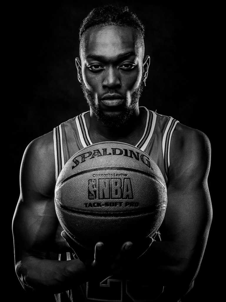 Stoere portretfoto man fotoshoot zwartwit studio basketbal