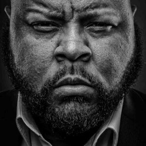Stoere zwartwit closup portretfoto gemaakt door portretfotograaf Ed van der Weijden.