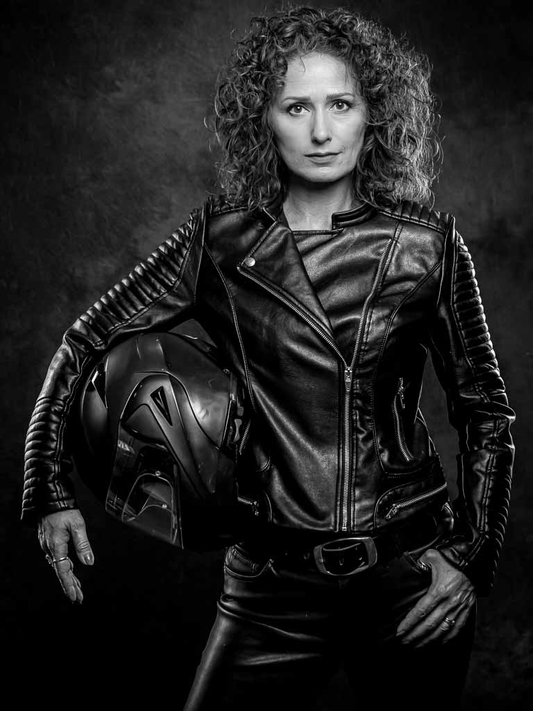Stoere portretfoto vrouw fotoshoot zwartwit studio
