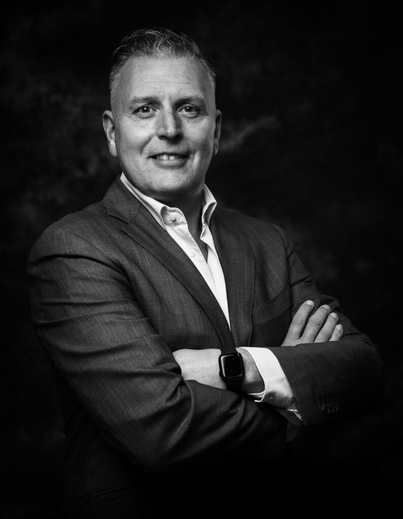 Stoere zwartwit portretfoto van een man gemaakt door portretfotograaf Ed van der Weijden.