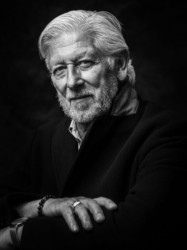 Lowkey portretfoto van een oudere man gemaakt door portretfotograaf Ed van der Weijden.