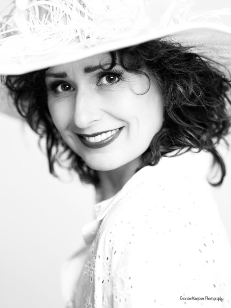 Highkey portretfoto van een vrouw gemaakt door portretfotograaf Ed van der Weijden.