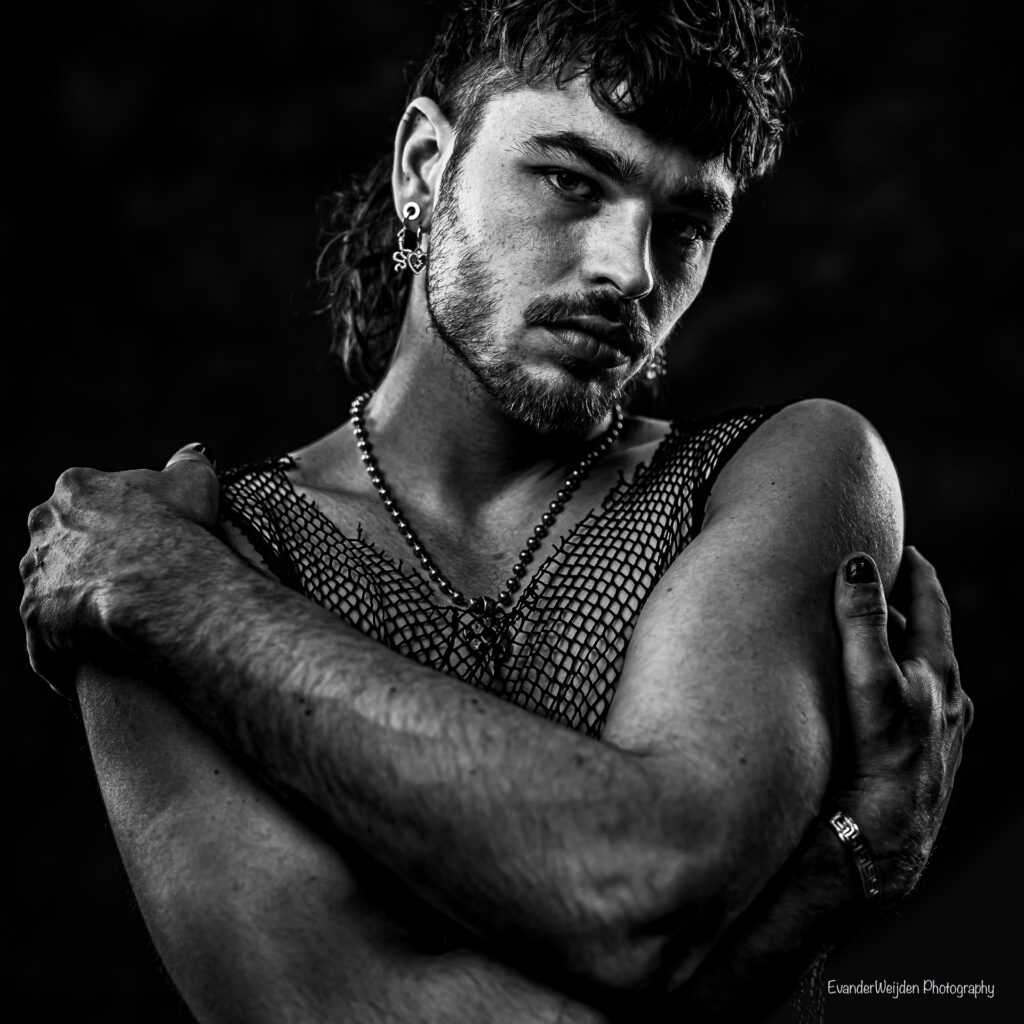 Stoere zwartwit portretfoto van een man met gekuiste armen gemaakt door portretfotograaf Ed van der Weijden.
