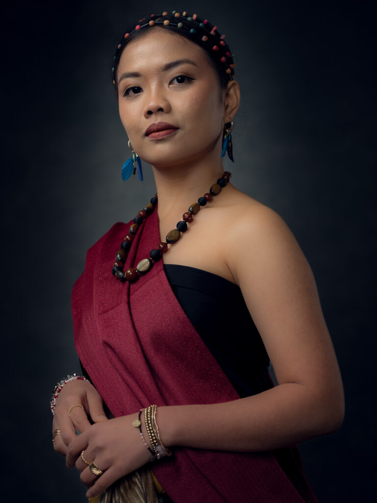 Portretfoto van een vrouw in traditionele Filipijnse kleding.