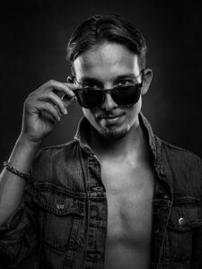 stoere fotoshoot in zwartwit van jongen met zonnebril