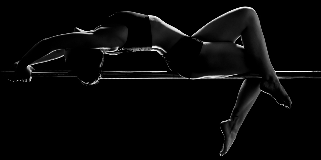 Kunstfoto van een paaldanseres. Gemaakt in de studio.