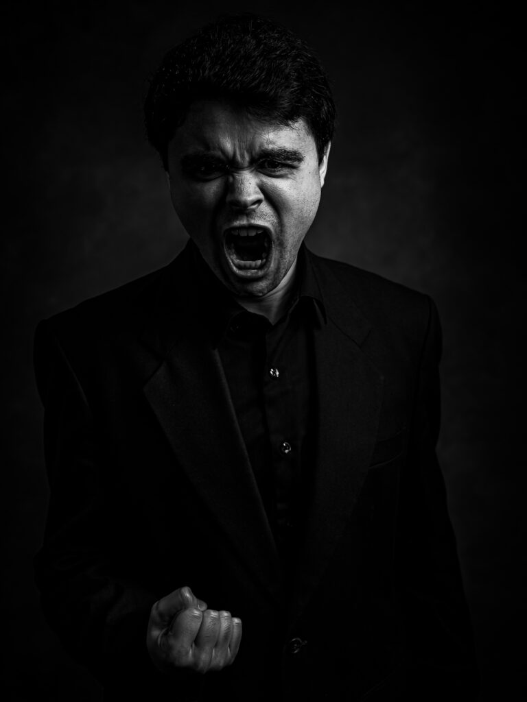 Stoere zwartwit foto in horrorstijl van filmregisseur Nicholas Kaiden.