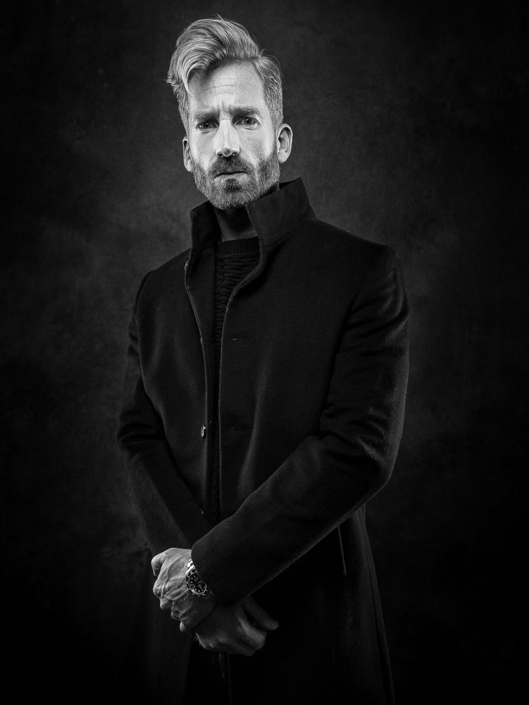 Stoere-portretfoto-man-zwartwit-lange-jas