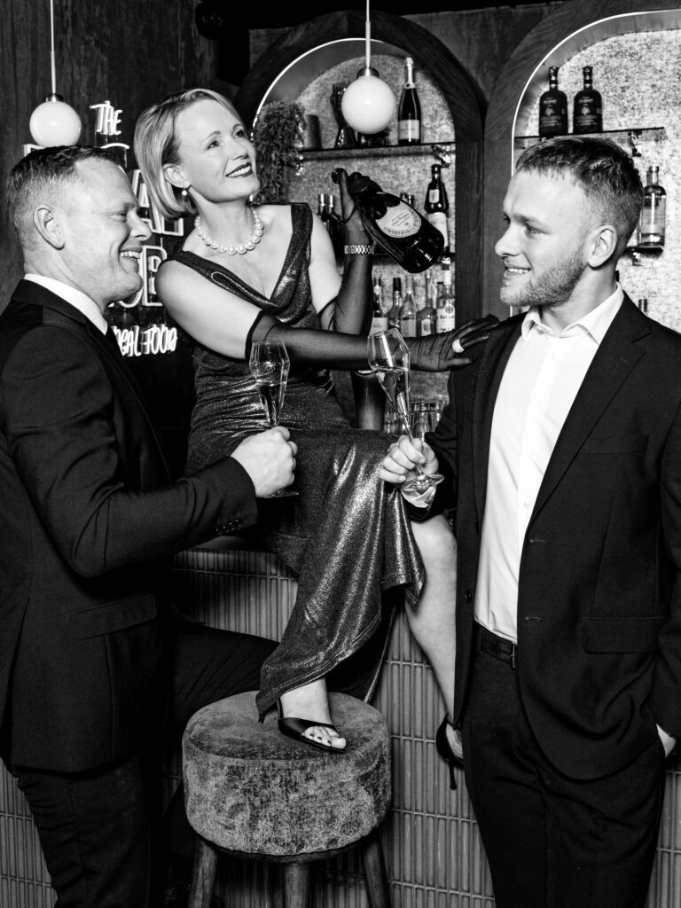 fotoshoot van een gezin gemaakt in de stijl van Marc Lagrange. Gemaakt in de bar van de Local Club.