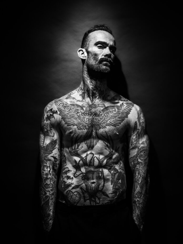 Lowkey portret van een man met tatoeages
