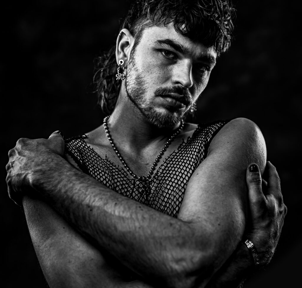 Stoere zwartwit portretfoto van een man met gekuiste armen gemaakt in de fotostudio in Woerden
