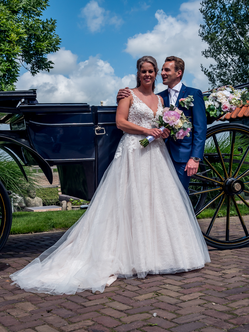 Bruidspaar voor koets